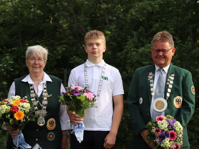 von links: Königin Gisela Gelbrecht, Jugendkönig Martin Gertje und König Matthias Jordan.